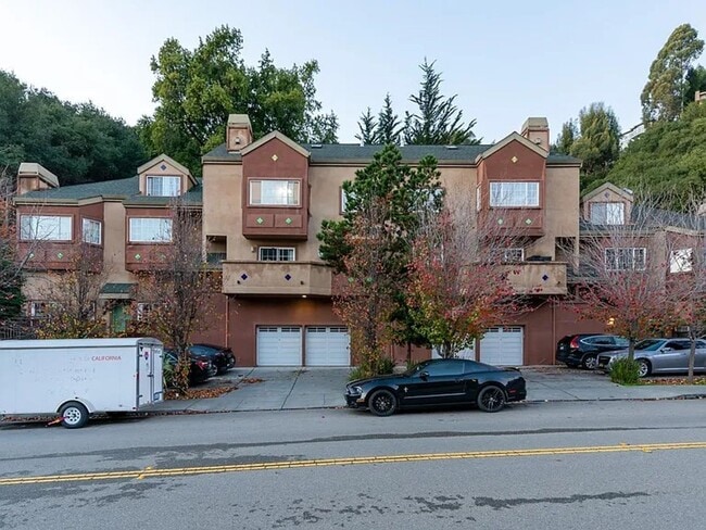 Building Photo - 158 Caldecott Ln Unit 8