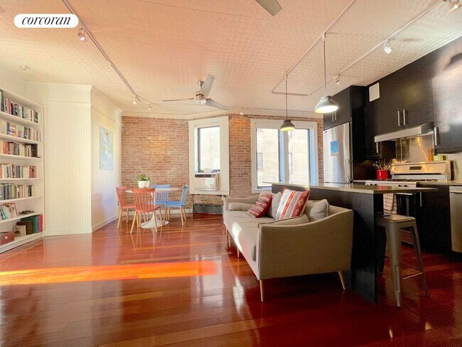 Photo - 613 E 6th St