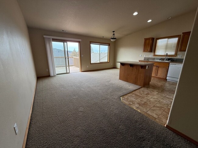 Photo - 3 Bed/2.5 Bath Townhome in NE Bend - Canoe Court Unit 2