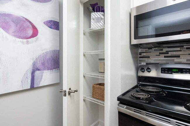 Plano de planta Sequoia, despensa de cocina 1x1 750 pies cuadrados - Arbour Ponds Apartments