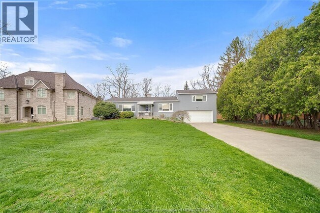 Photo - 3985 Roseland Dr E