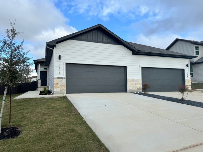 Fantastic New Construction Duplex in Buda - Fantastic New Construction Duplex in Buda Townhome