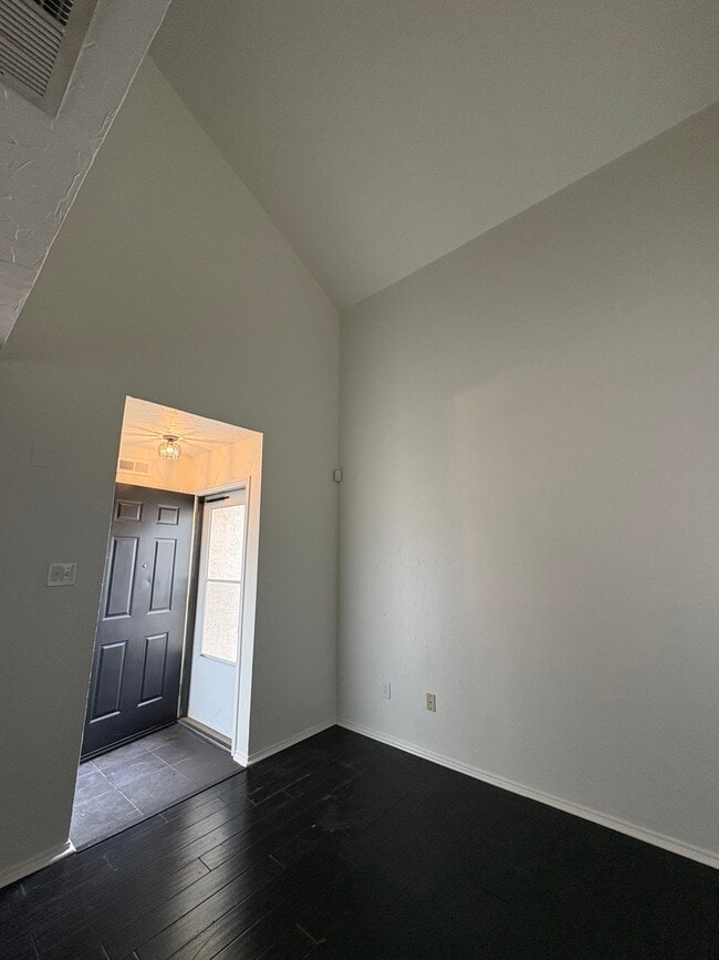 Photo - 827 W Harwood Rd Unit E
