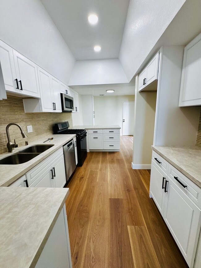 Building Photo - Remodelled 3/3 Townhome For Rent in Huntington Harbor!