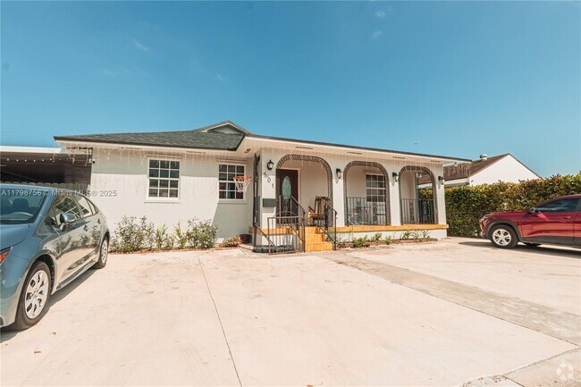 Building Photo - 501 NW 32nd Pl Unit A Rental