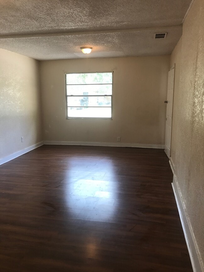 Photo - 622 Ave S NE