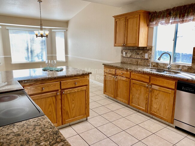 Building Photo - 6684 N Western Ave