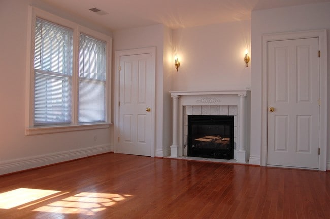 Building Photo - 485 Elmwood Ave Unit 5