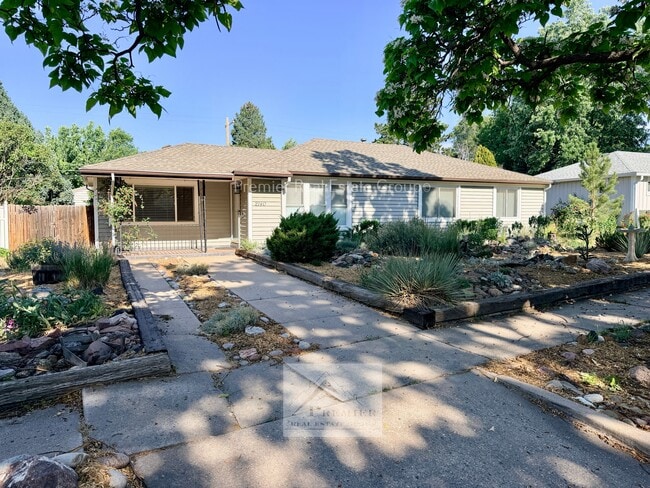 Photo - 2140 Robin Dr