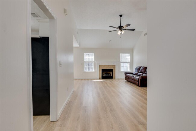 Photo - 909 Watsonia Dr