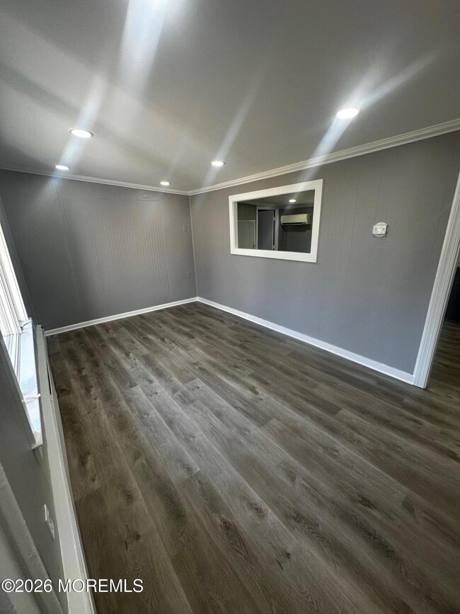 Photo - 114 W 4th St