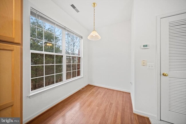 Photo - 23094 Fontwell Square