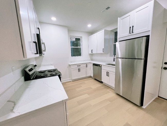 Photo - 720 E 41st St