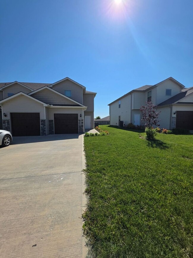 Building Photo - Inviting 3 Bedroom Townhome with Functional Layout