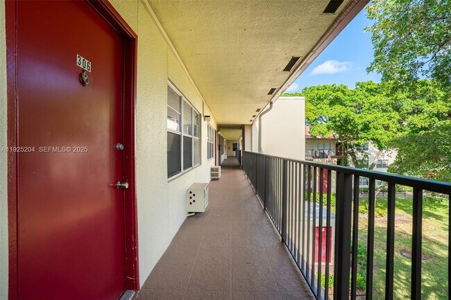 Building Photo - 100 SW 132nd Way Unit 306K