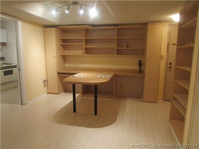Building Photo - 3660 Inverrary Dr Unit 2f