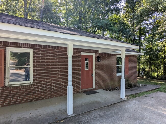 Building Photo - 325 Reeceburg Rd SE
