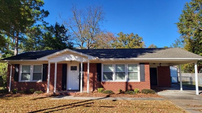 Building Photo - 3 Bedroom, 1 Bathroom Brick Ranch-Style Home