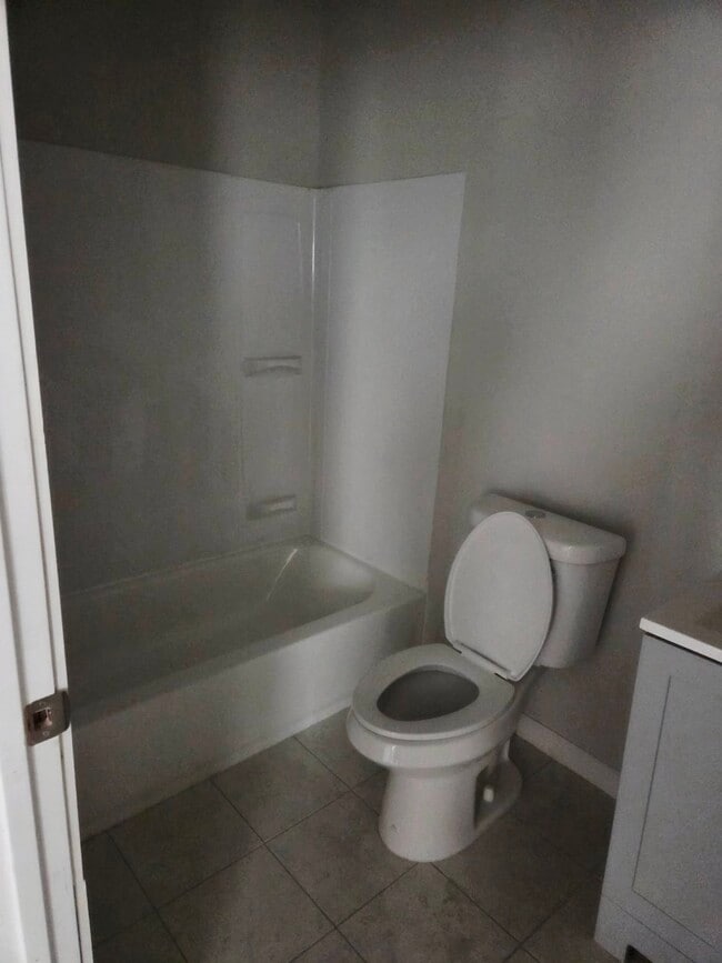 Building Photo - 440 E Cheltenham Ave