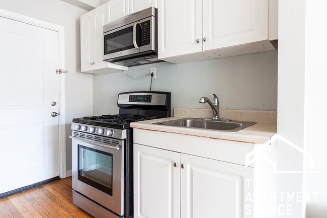 Building Photo - 744 W Addison St Unit S3