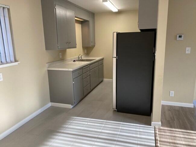 Photo - 5555 Bancroft Ave Unidad B