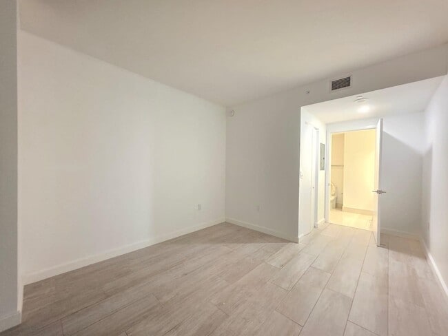 Photo - 55 SW 9th St Unidad 1409