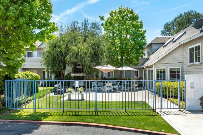 Entrada al estacionamiento - Orchid Gardens