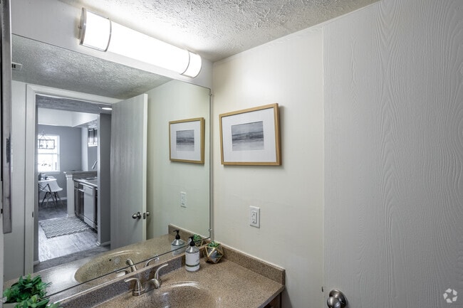 1BR, 1BA - 676SF - Bathroom