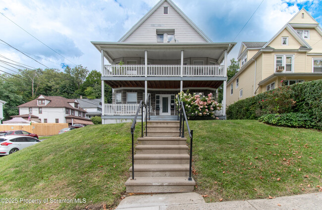 Building Photo - 1027 Woodlawn St Rental