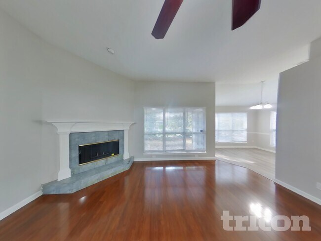 Photo - 838 Poydras Ln W