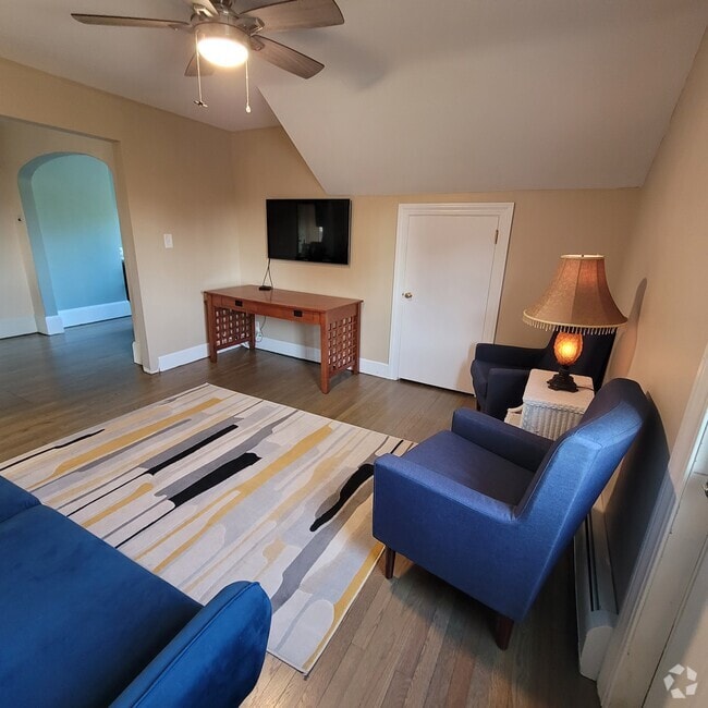 Spacious living room - 1235 Gardners Neck Rd Unit 2 Rental