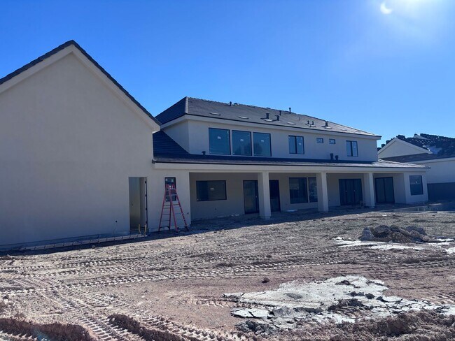 Photo - Gorgeous 7 bed 8 bath home with Swimming Pool and RV Garage