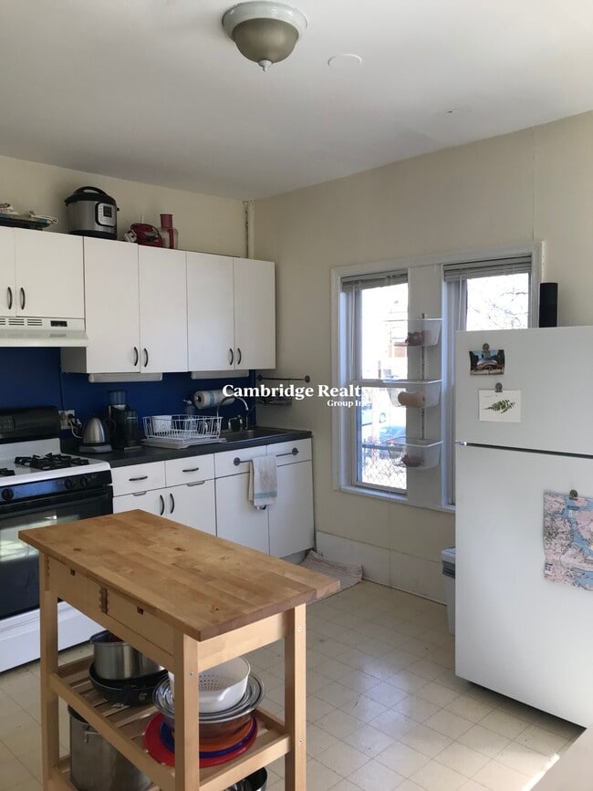 Building Photo - 67 Craigie St Unit 2T Rental