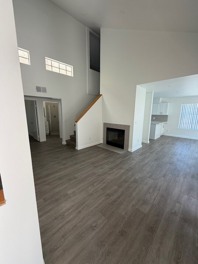 Building Photo - 800 N June St Unit #5