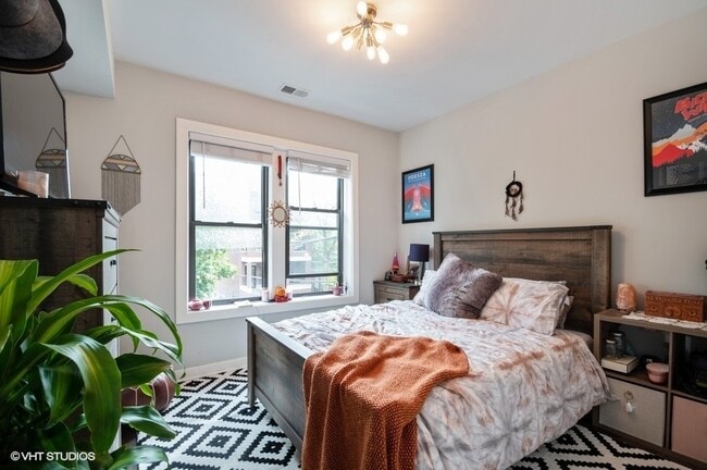 Photo - 3550 N Racine Ave Unidad 3