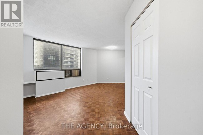 Photo - 2350 Dundas St W Unit 1003A