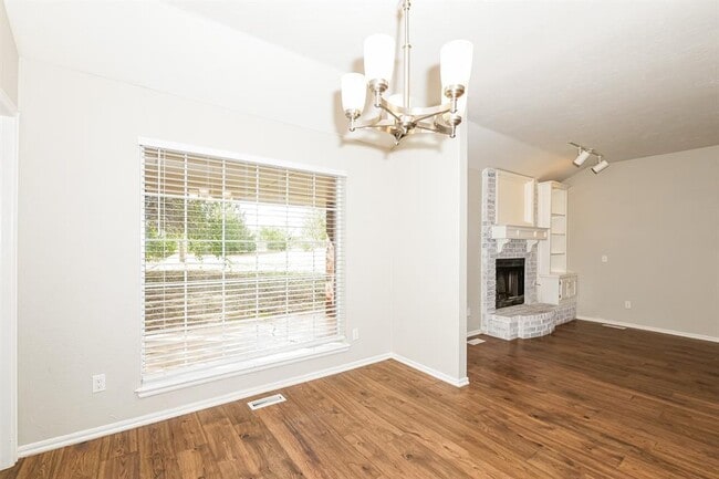 Photo - 703 Badger St NE