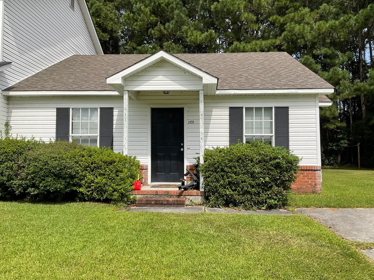 Charming two bedroom two bath town home that is set on an end unit. This home is just minutes fro... - Charming two bedroom two bath town home that is set on an end unit. This home is just minutes fro...