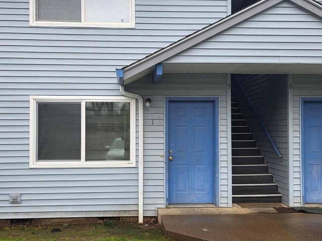 Building Photo - 753 Clay St E Unit 1