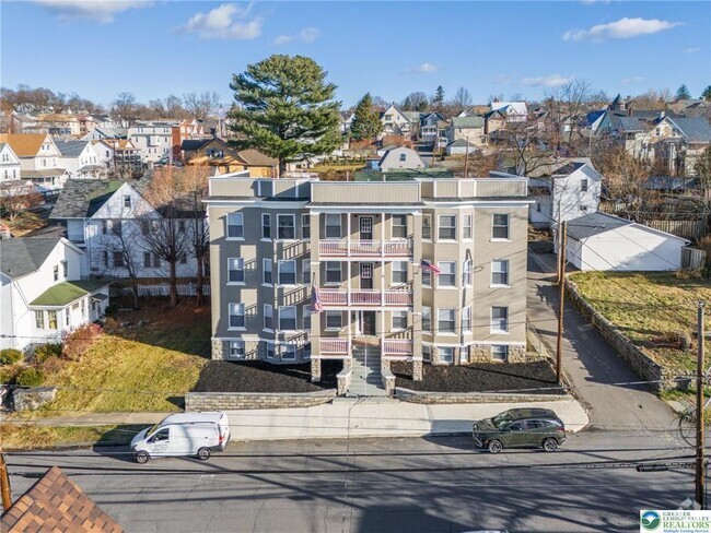 Building Photo - 1515 Vine St Unit 7- SECOND FLOOR Rental