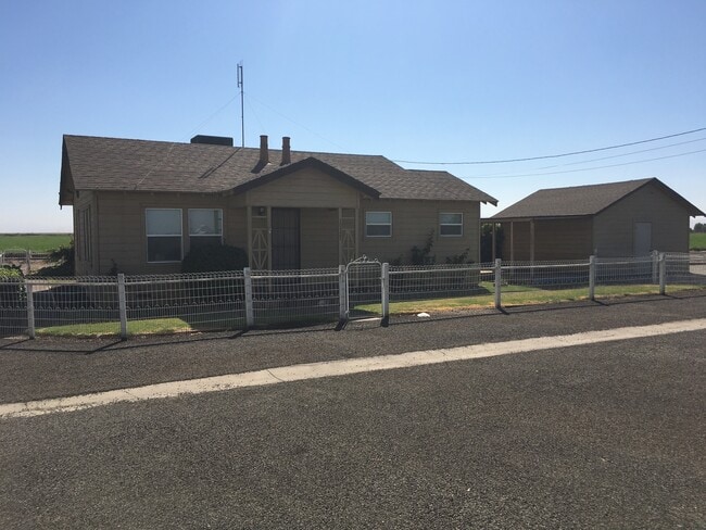 Photo - Beautiful 2 bed 1 bath house in the country!