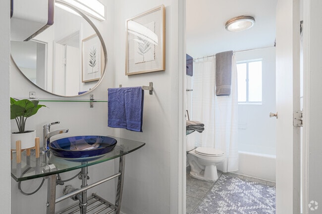 3 habitaciones, 1 baño - 860 pies cuadrados - Baño - The Edge at 1815 - Student Housing