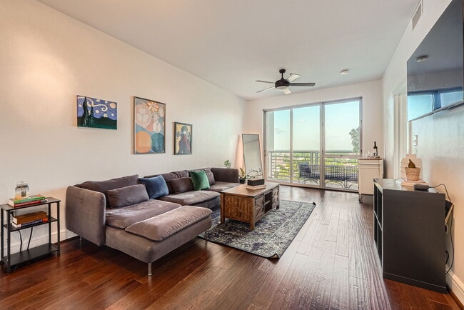 Photo - 333 W Trade St