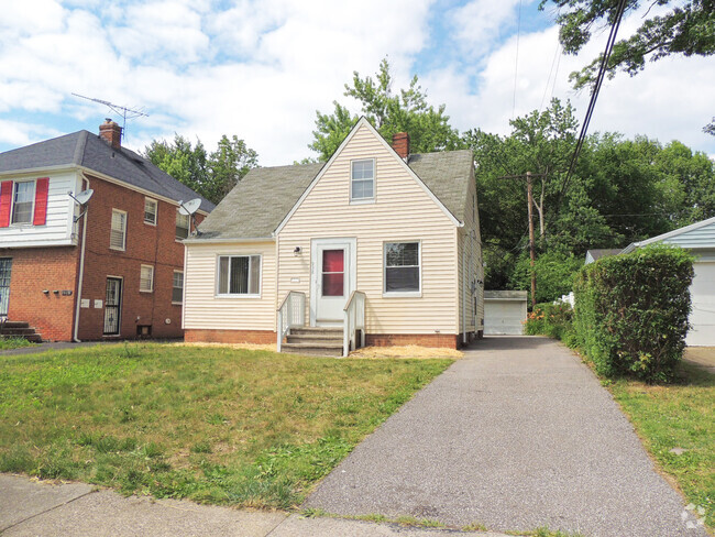 Building Photo - Renovated 3 Bed 1.5 Bath Cape Cod For Rent... Rental