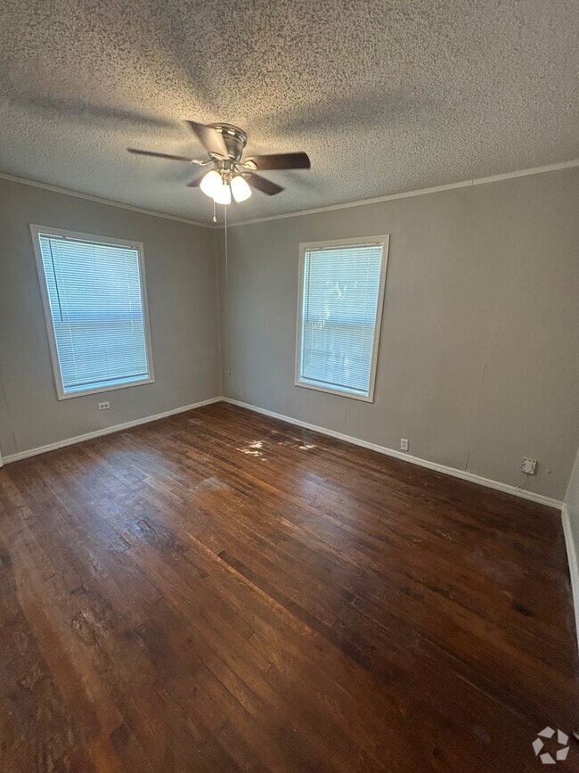 Building Photo - Inviting 2 Bedroom Home