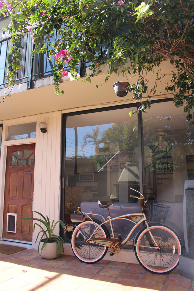 Screened in patio and pet door - 3192 Bird Ave Townhome