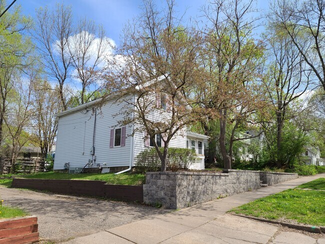 Photo - 217 River St