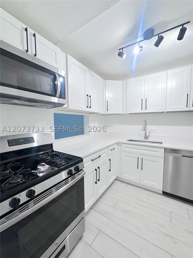 Building Photo - 6890 N Kendall Dr Unit B204
