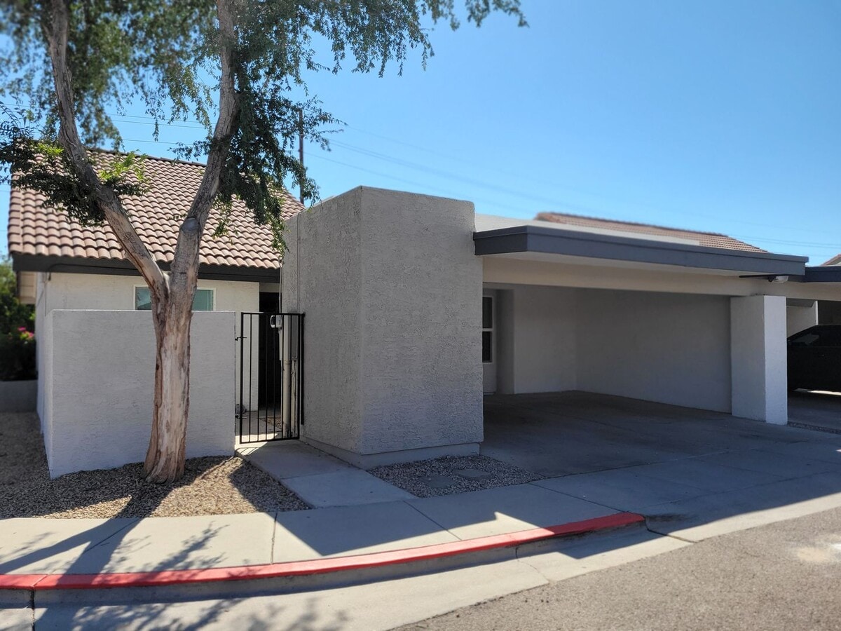 Updated 3 bed 2 bath Town House in Central... - Updated 3 bed 2 bath Town House in Central...