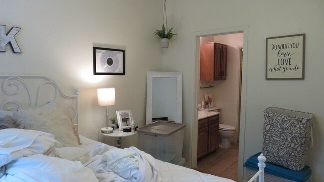 Photo - ROBBINS PLACE 202